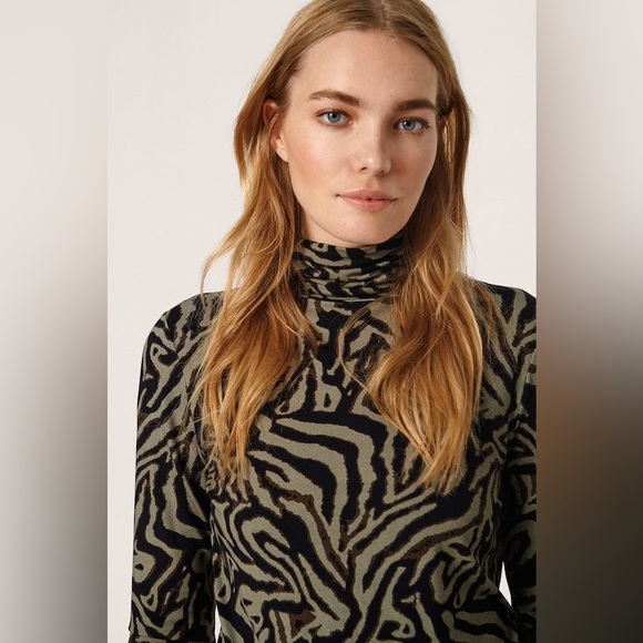 Soaked in Luxury High neck shirt in animal print, women’s size L - Picture 3 of 8